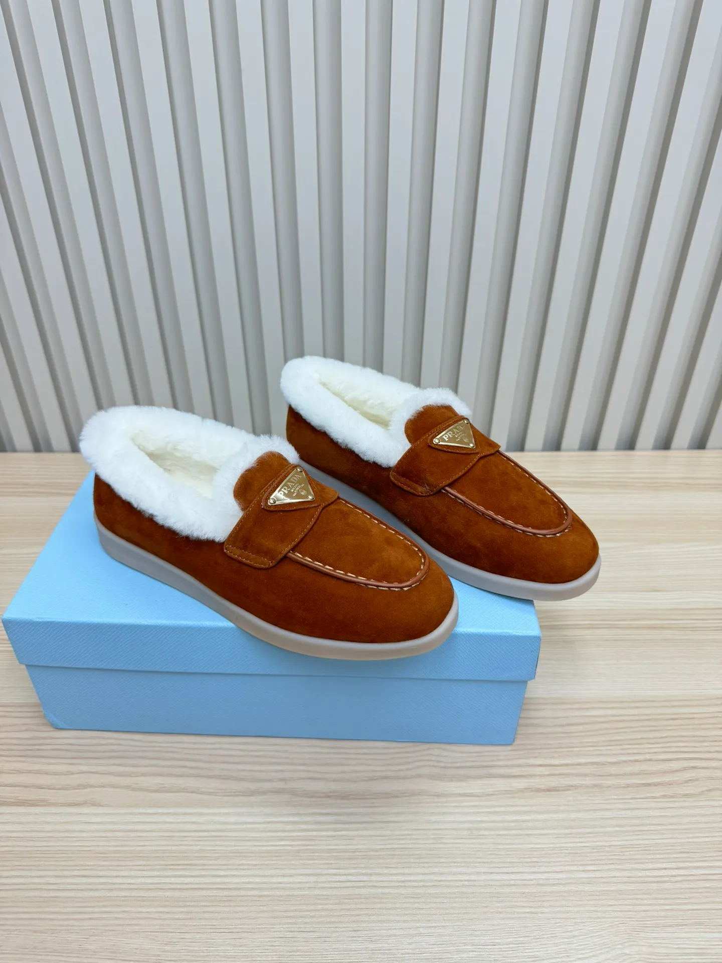 p580 Prada couple loafers｜Winter warmth and good looks at the same time online❄️👫 This is the C position of the shoe cabinet this autumn and winter! Prada's new couple's loafers are high-end yet still stylish~ ✨Imported frosted cowhide fabric, exquisite texture and high-end at first glance 🐑Australian imported sheepskin fur integrated lining, maximum warmth retention! It is also super warm to wear in winter in the north. 🔺The classic triangle logo embellishes the upper, which is simple and elegant, with perfect recognition. 💯Original TPU absorbent film outsole, non-slip, wear-resistant and durable. A must-have item for couples to go out on the street! The upper foot instantly enhances the overall outfit level, whether it is paired with a coat or a down jacket, it looks great ~ #Prada Loafers #coupleshoesrecommend #wintermusthaveshoes #luxurywear Outfit Fabric: Imported two-layer frosted cowhide Lining: Sheepskin imported from Australia One piece Outsole: Original Tpu absorbent film outsole Female size: 35~41 (customized in 41) Male size: 39~45 (customized in 45)
